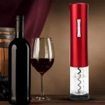 električni otvarač za vino — u upotrebi