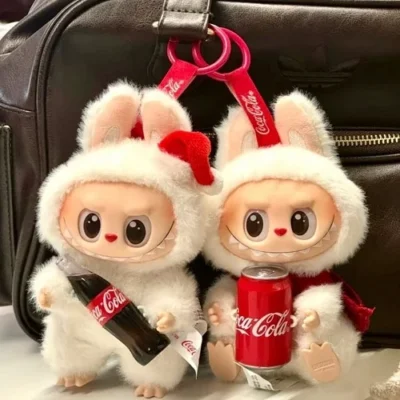 Labubu Coca-Cola kolekcionarska figura — prednja strana
