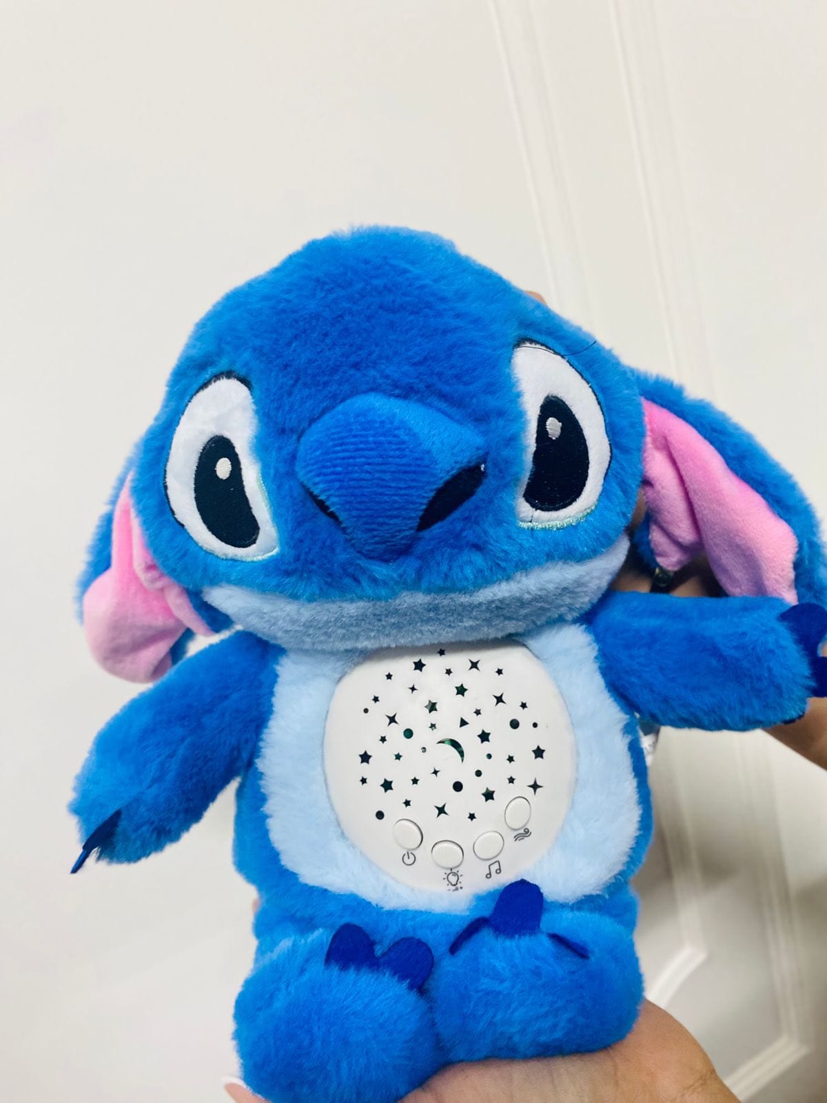 Stitch Plišani Projektor – Lampa i igračka u jednom Stitch plišani projektor — u upotrebi