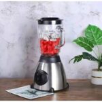 blender sa staklenom posudom — u upotrebi