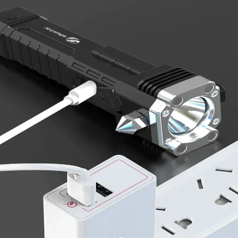 multifunkcionalna LED lampa sa powerbankom — u upotrebi