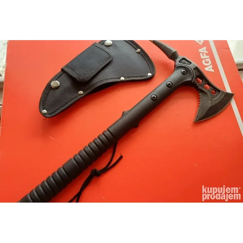 Tomahavk sekirica s bodljom — čelično sečivo 40 cm tomahavk sekirica - u upotrebi