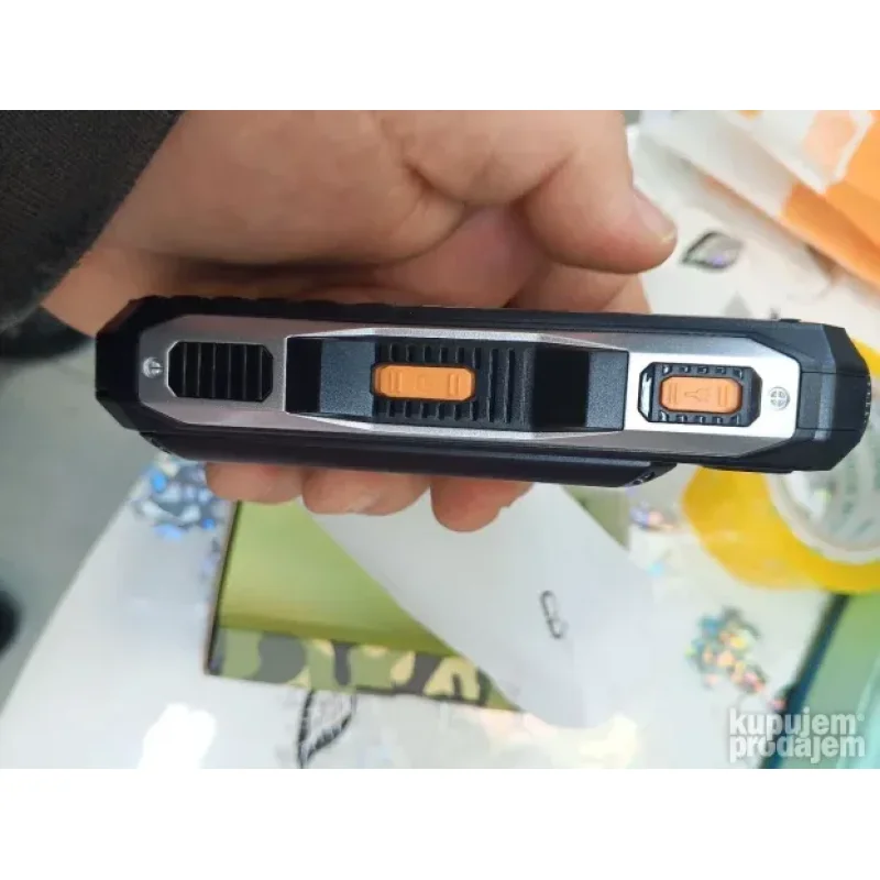 Land Rover Q4000 telefon sa velikim tasterima — dual SIM, maskirna boja Land Rover Q4000 telefon - detalji