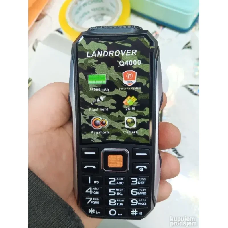 Land Rover Q4000 telefon sa velikim tasterima — dual SIM, maskirna boja Land Rover Q4000 telefon - prednja strana