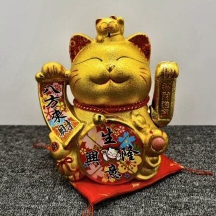 Maneki-neko figura — zlatna mačka koja maše na baterije - prednja strana