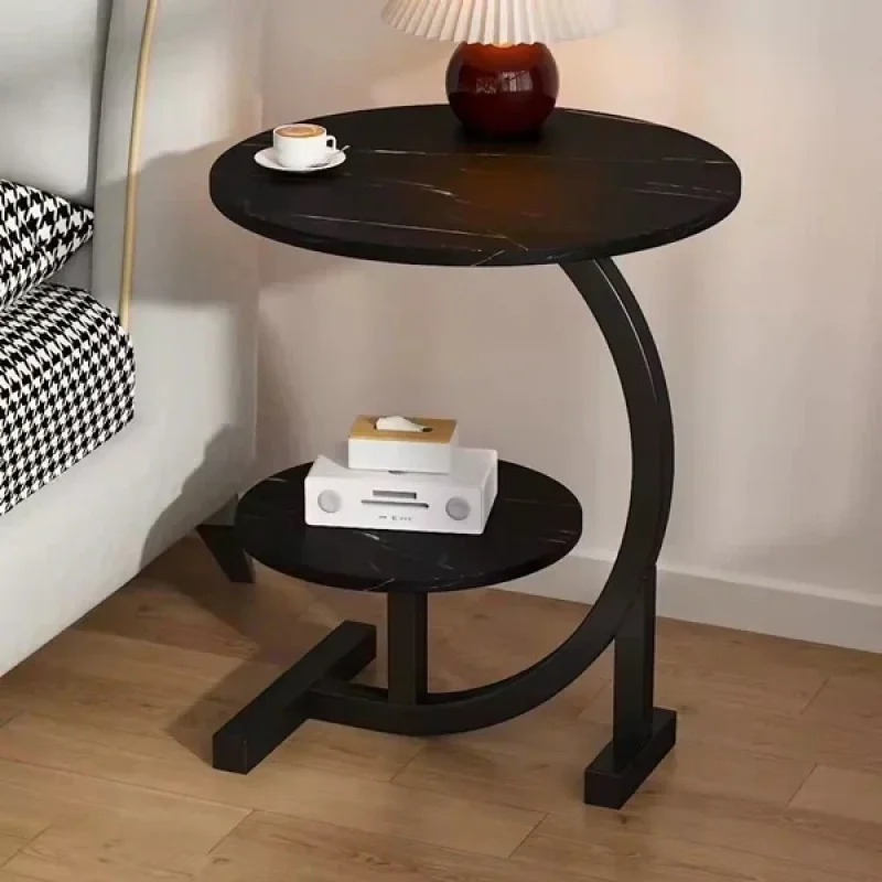 Okrugli pomoćni stočić sa dva nivoa — crni mermer 62×40×30 cm crni dvostruki stočić - u upotrebi
